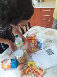 Piekol sa koláčik pre kamarátky