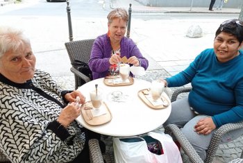 Posedenie na terase a návšteva knižnice