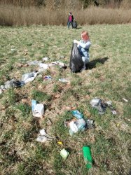 Jarné upratovanie v miestnom parku