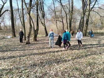 Jarné upratovanie v miestnom parku