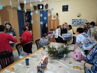 Koľko lásky sa zmestí do krabice od topánok?