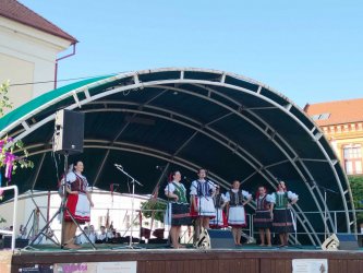 Vystúpenie našich žien na rimavskosobotskom majálese