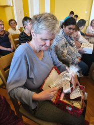 Koľko Lásky sa zmestí do krabice od topánok?